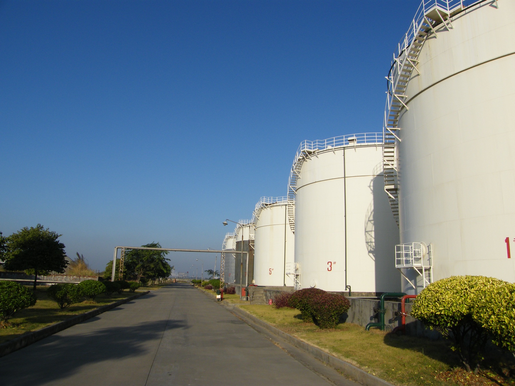 东伟石油化工罐区道路